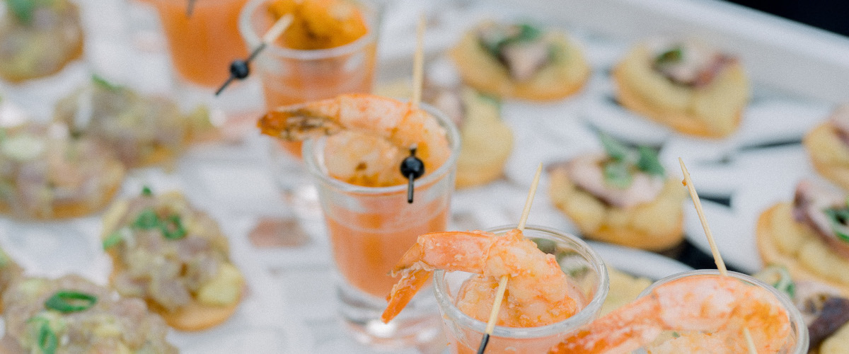  A beautifully arranged tray of shrimp and vegetable appetizers, perfect for Mykonos wedding catering.